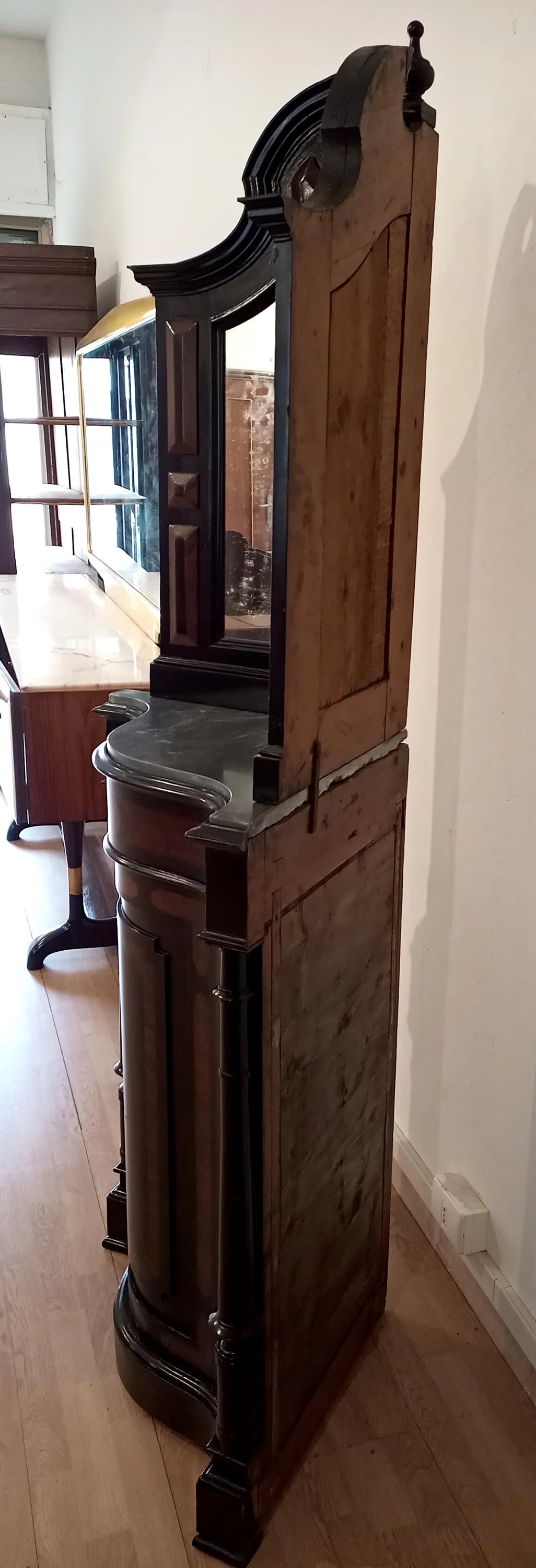 Antica angoliera in legno con corpo inferiore e dettagli intagliati in ottime condizioni splendido mobile da collezione