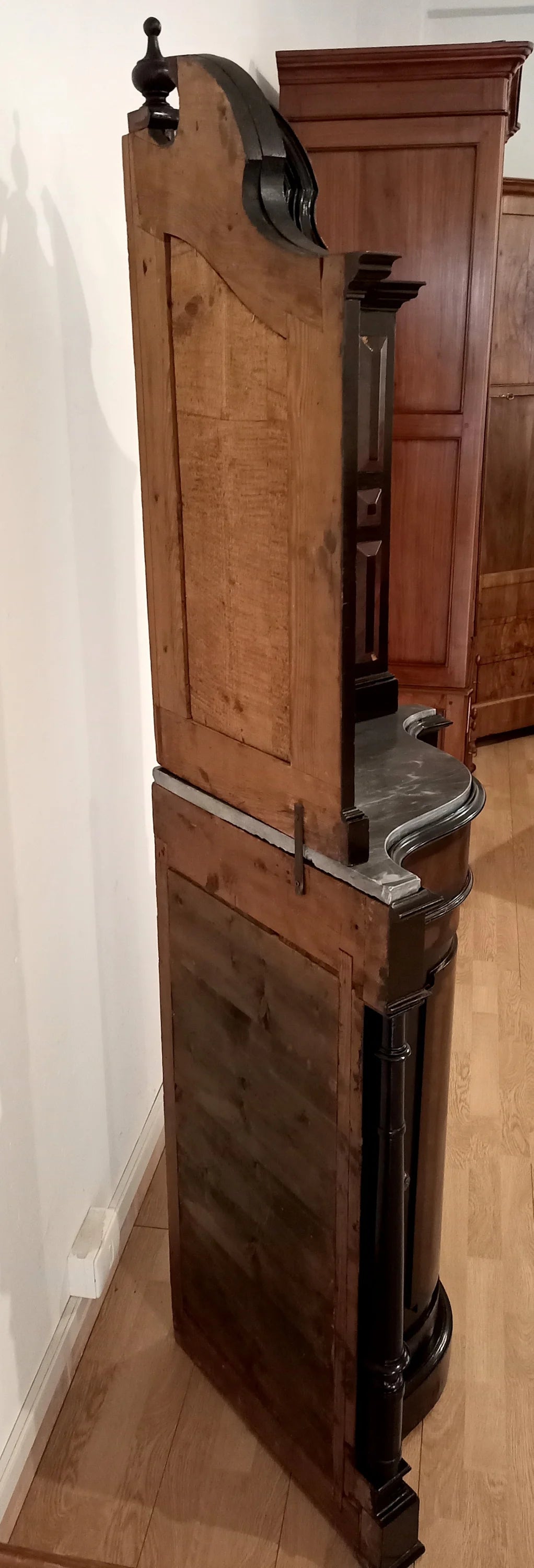 Splendida angoliera in legno antico con porta olandese originale e ferramenta in ferro in ottime condizioni