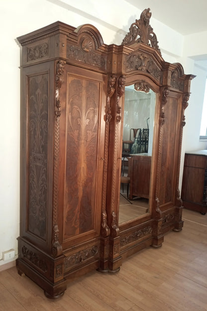 Armadio antico stile rinascimentale italia fine xix secolo in legno intagliato con specchio centrale