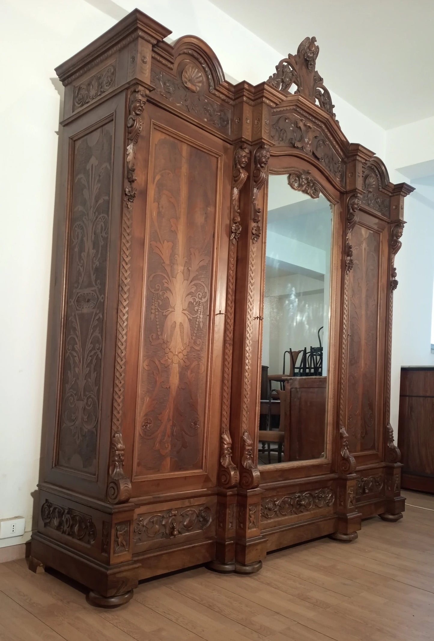 Armadio antico in stile rinascimentale italia fine xix secolo in legno intagliato con ante a specchio