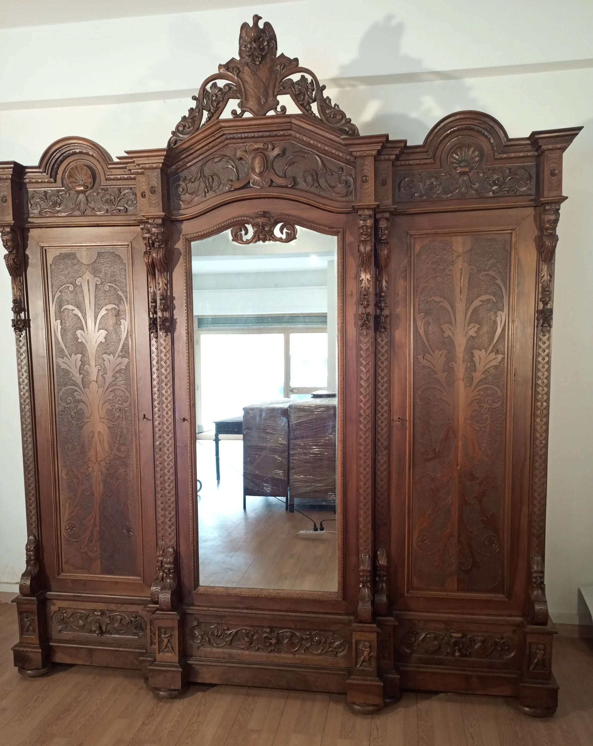 Armadio antico in stile rinascimentale italia fine xix secolo in legno intagliato con pannello specchiante centrale