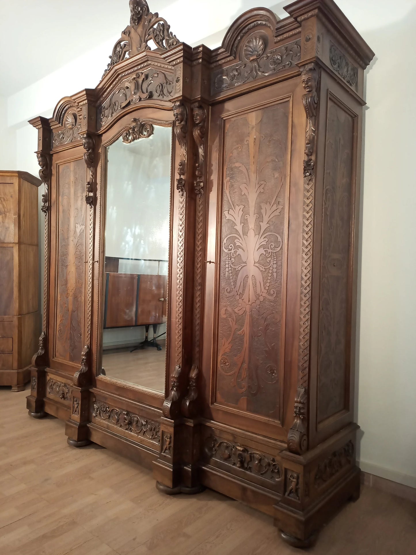 Armadio antico in stile rinascimentale italia fine xix secolo in legno intagliato con specchio centrale