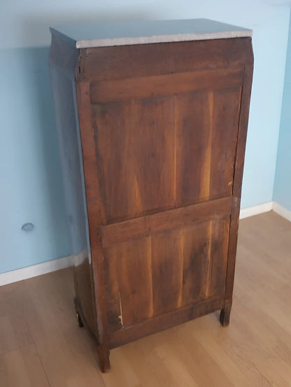Cassettiera secrétaire luigi xvi in legno con ante a pannelli e marmo contro parete blu