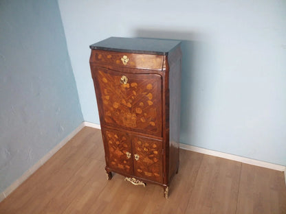Cassettiera secrétaire luigi xvi in legno con intarsi floreali e dettagli in ottone su gambe curve in marmo