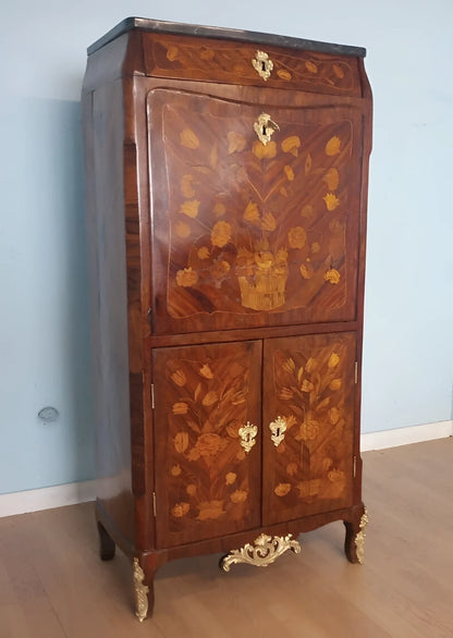 Cassettiera secrétaire luigi xvi in legno con intarsi floreali e accessori in ottone su piano in marmo