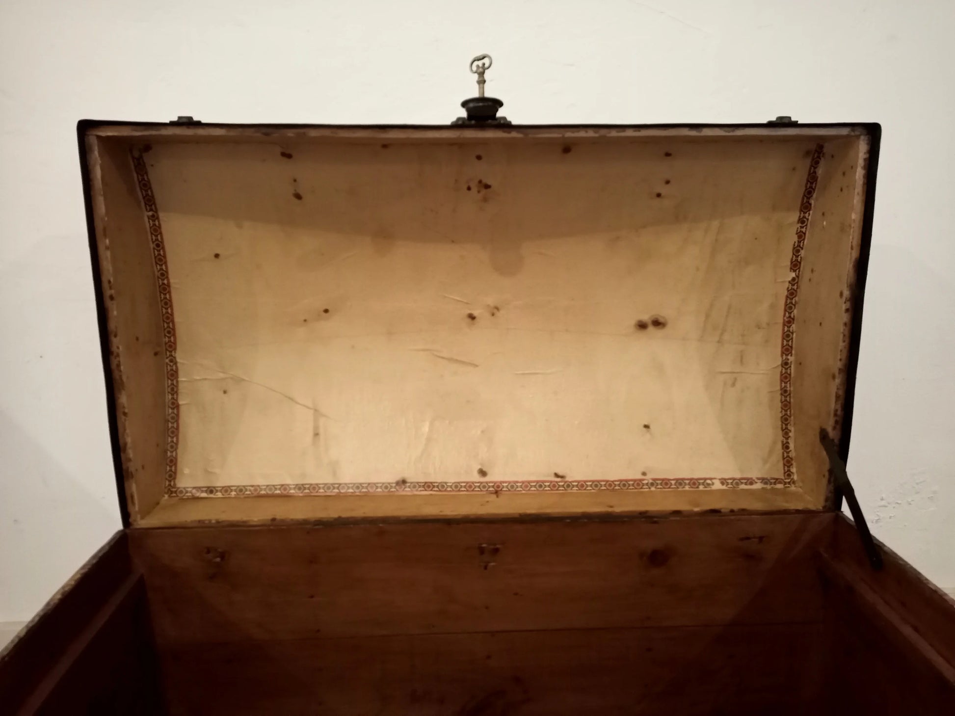 Antico baule bombato epoca 800 in legno e metallo con interno crema restaurato aperto