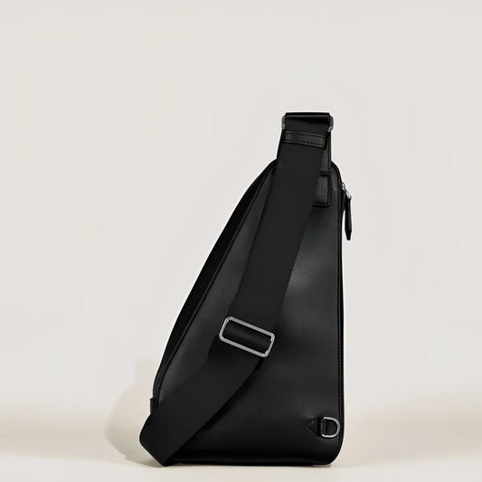 Borsa a tracolla montblanc soft compatta nera in pelle con design minimalista e tasche esterne offrono praticità