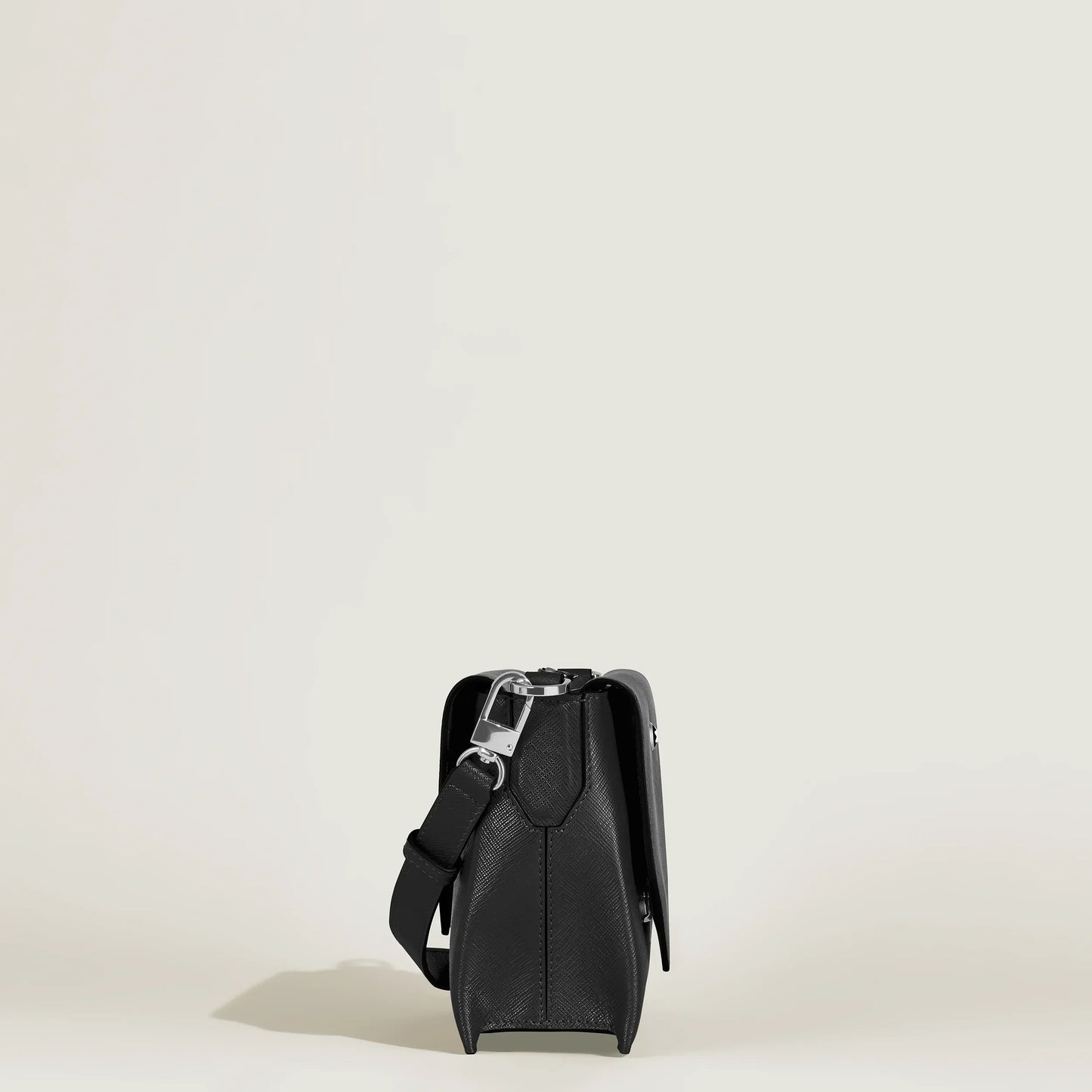 Montblanc messenger bag trio sartorial nero in pelle nera testurizzata con dettagli in metallo argentato elegante e funzionale