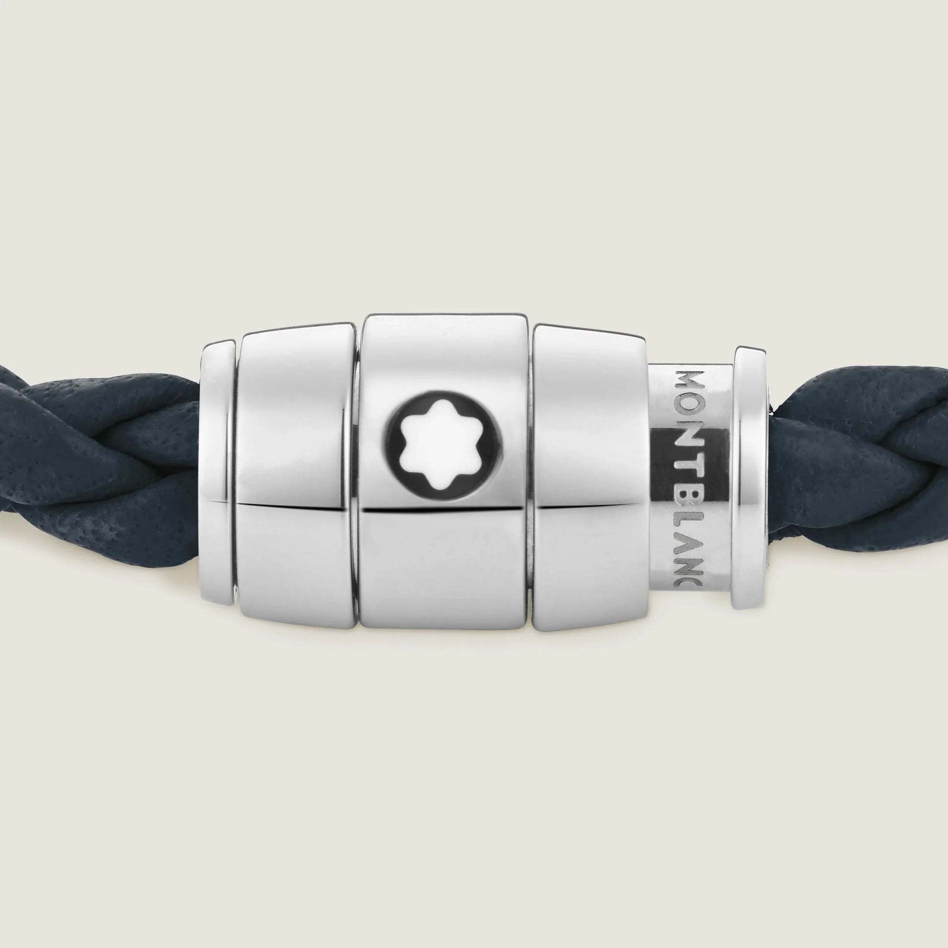 Chiusura magnetica in acciaio pregiato lucido impreziosita con stella montblanc su pelle blu avio intrecciata