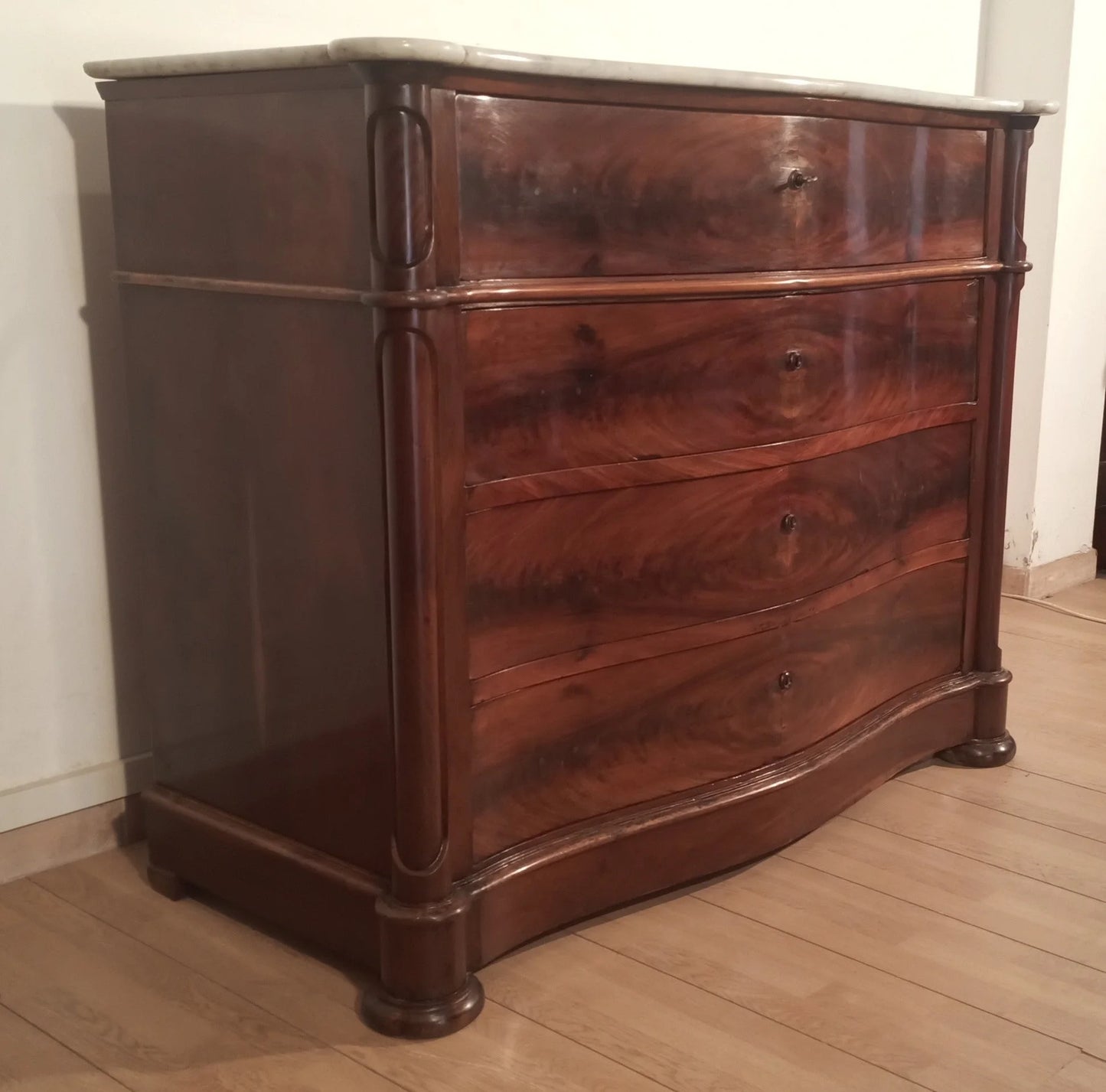 Cassettone luigi filippo in piuma di mogano con ripiano in marmo bianco carrara xix secolo