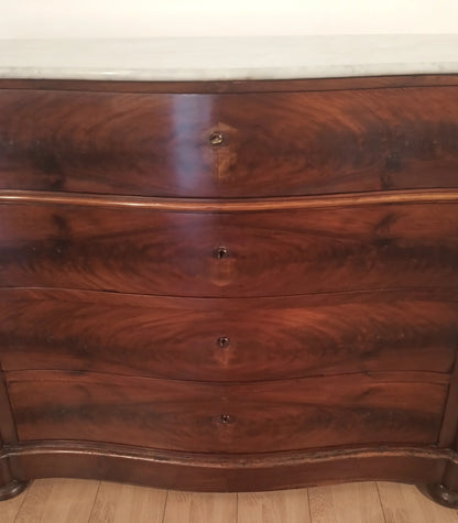Cassettone luigi filippo in piuma di mogano scuro con ripiano in marmo bianco carrara e piedi curvi xix secolo