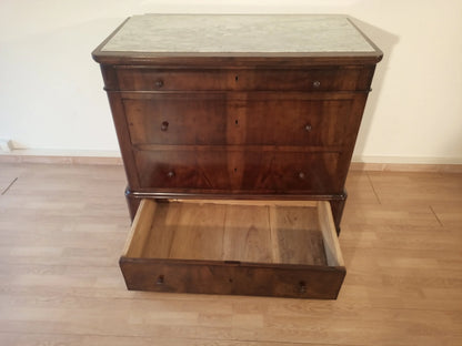 Cassettiera in legno italiana xix secolo con cinque cassetti e un cassetto aperto mostrando l’interno