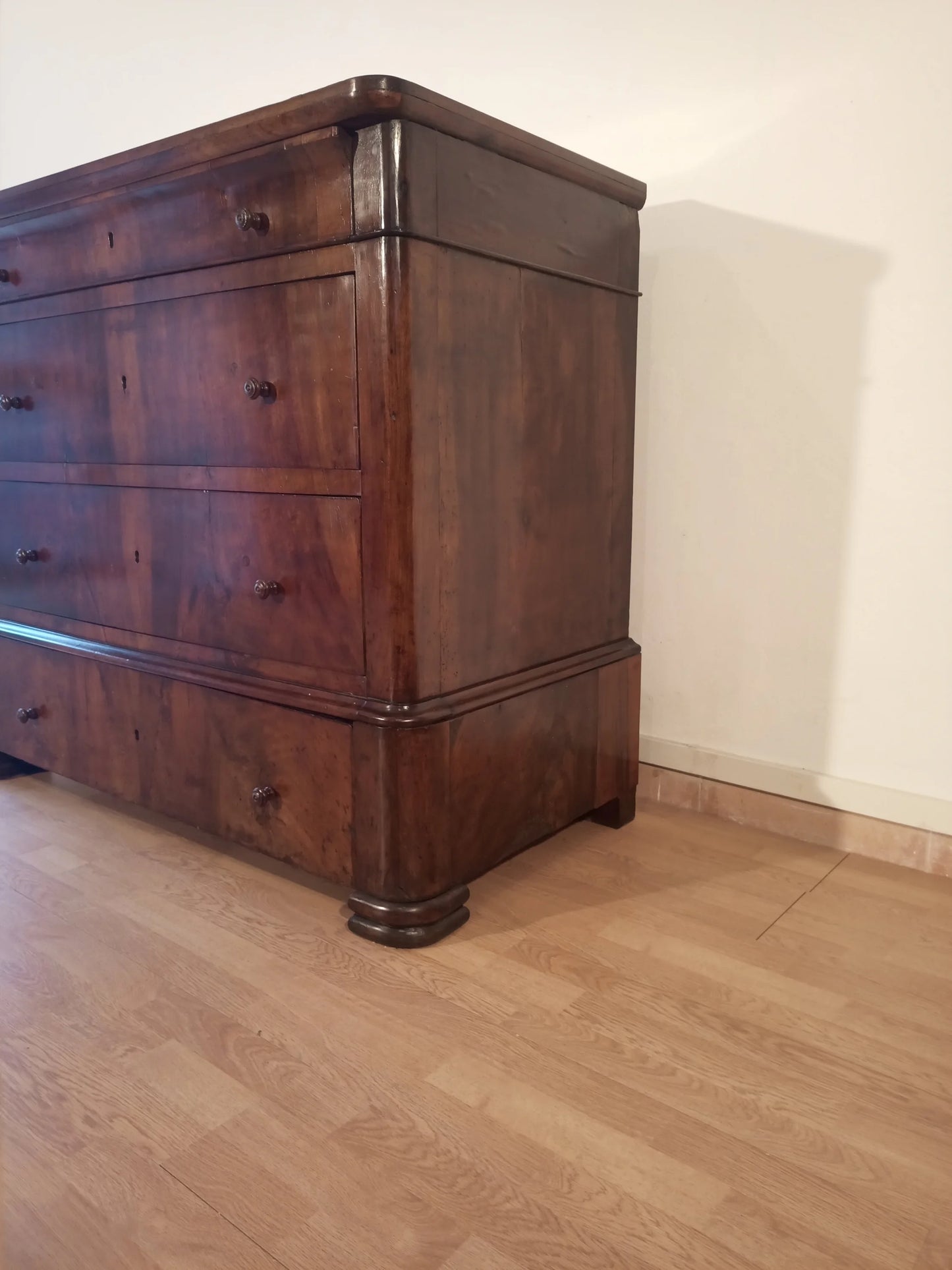 Cassettiera in legno italiana xix secolo con cinque cassetti e base curva in legno scuro