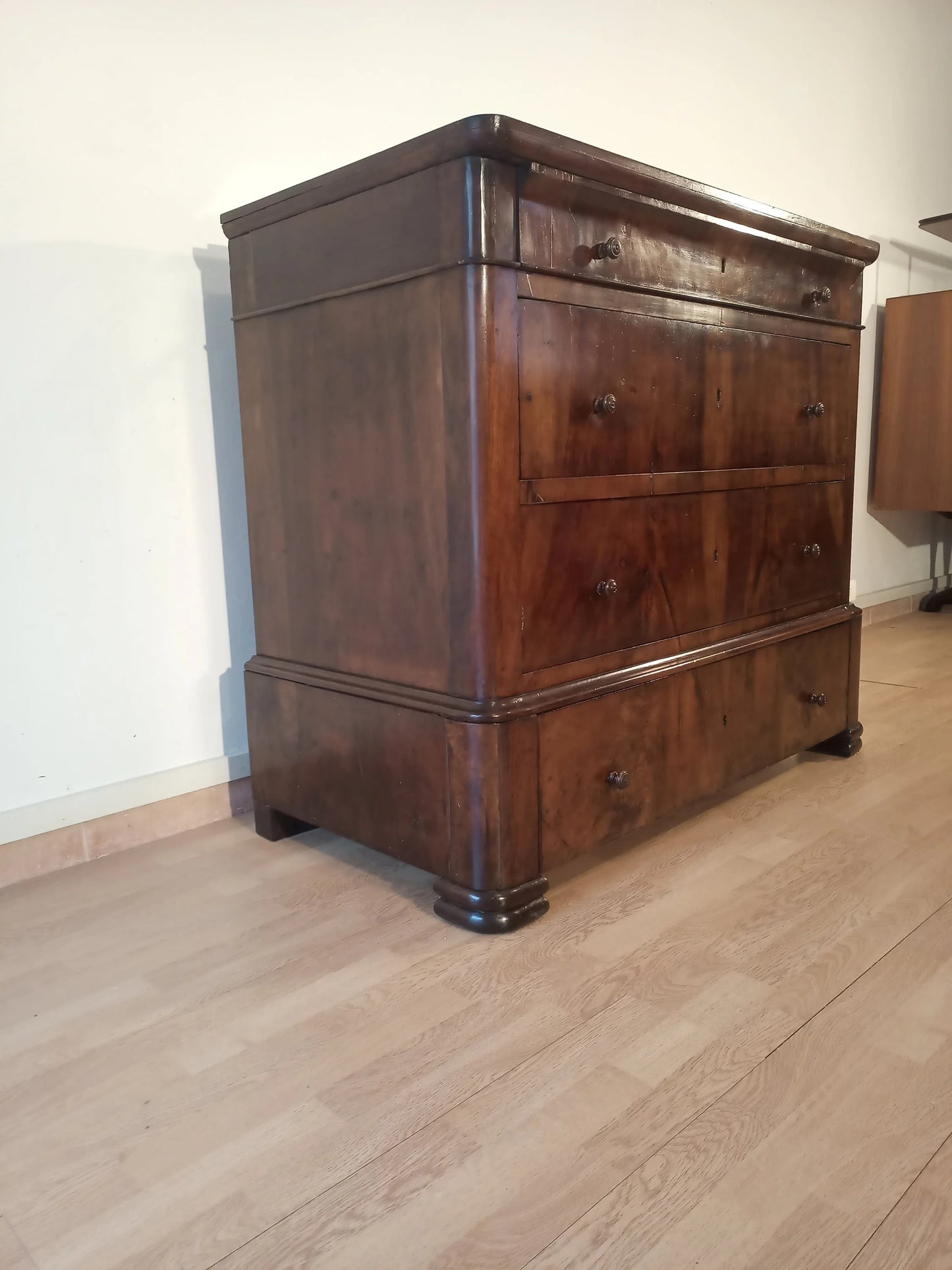 Cassettiera in legno italiana di colore scuro con tre cassetti adatta a soluzioni d’arredo eleganti