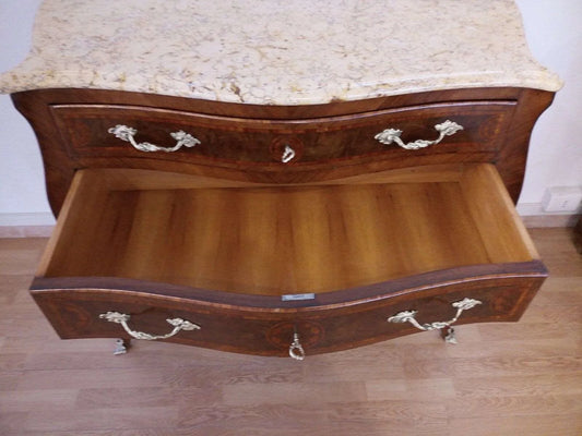 Comò a 3 cassetti stile luigi xv in bois de rose intarsiato con maniglie metalliche ornate e piano in marmo