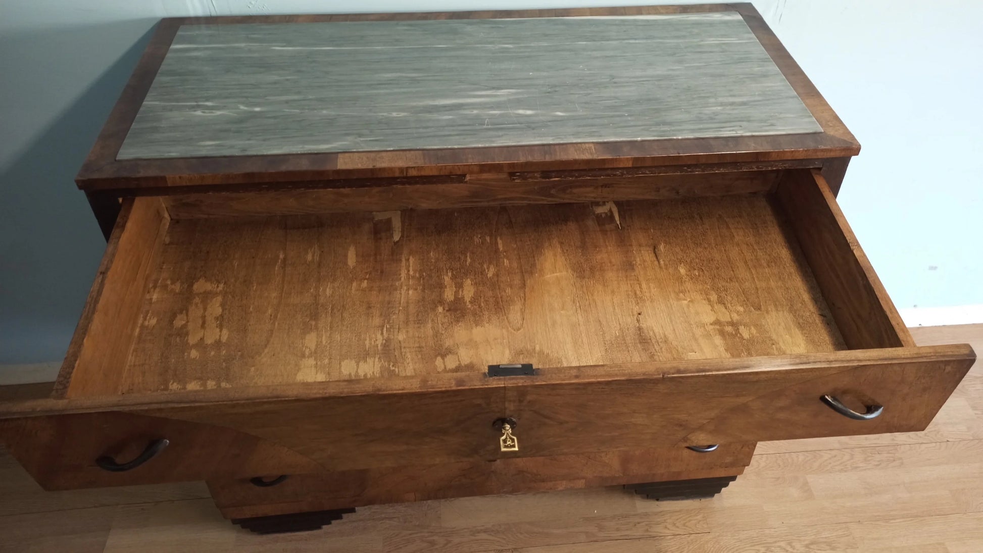 Cassettiera legno vintage con piano in vetro o marmo ideale per camera letto elegante e funzionale