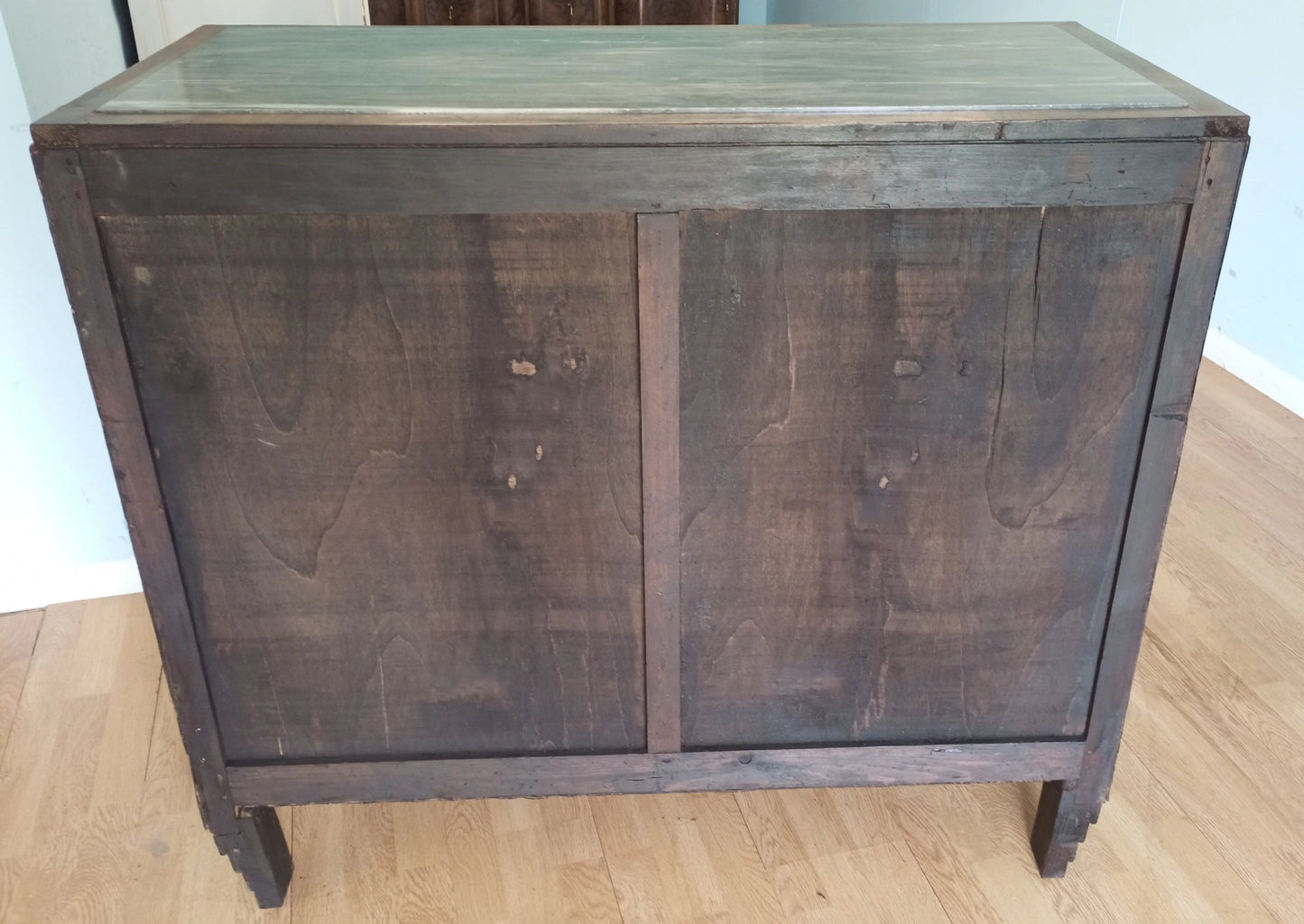 Cassettiera legno vintage scuro con due ante scorrevoli e gambe basse ideale per camera letto