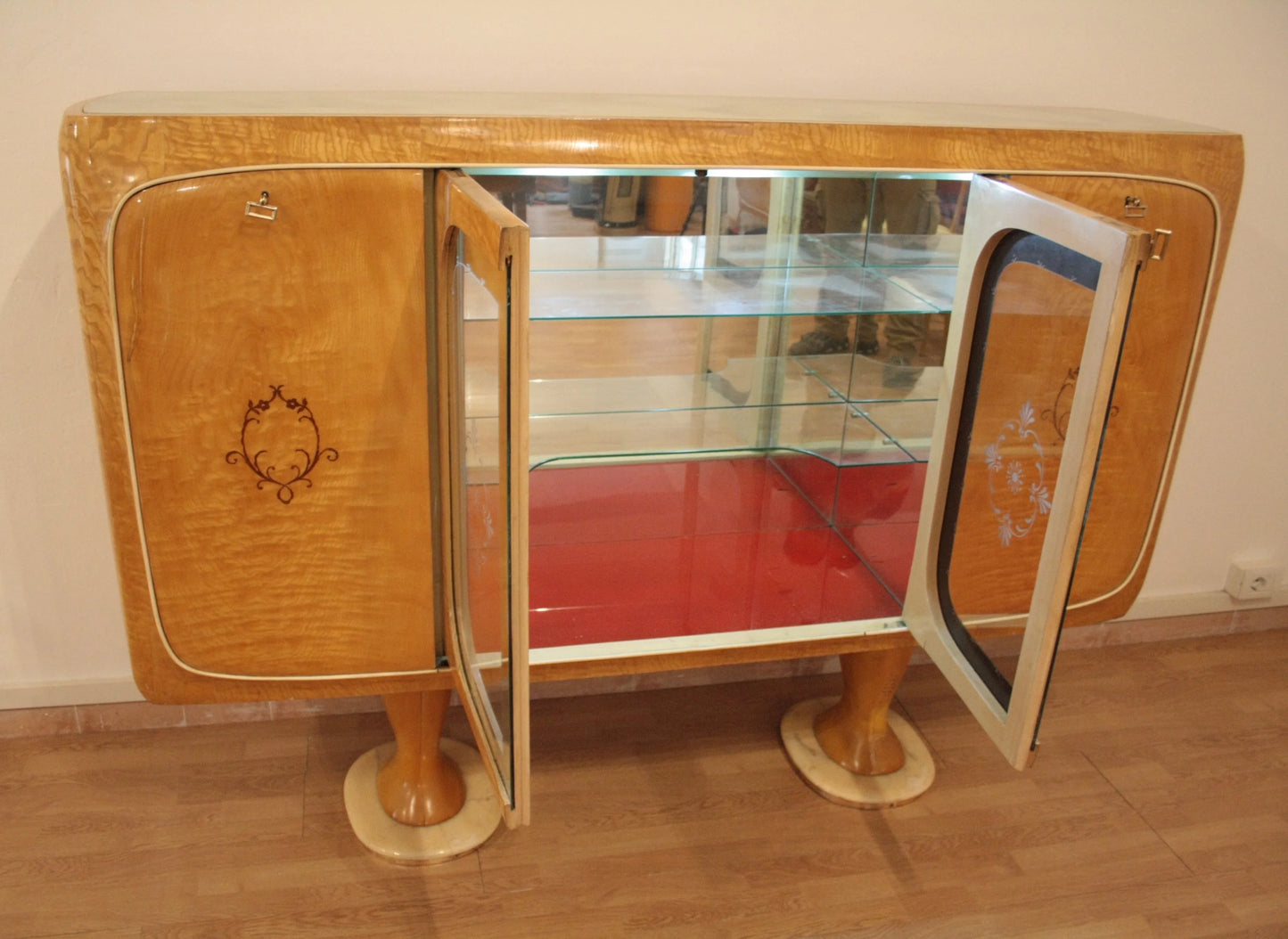 Mobile bar credenza vittorio dassi anni 50 in legno e vetro design credenza mid-century moderna