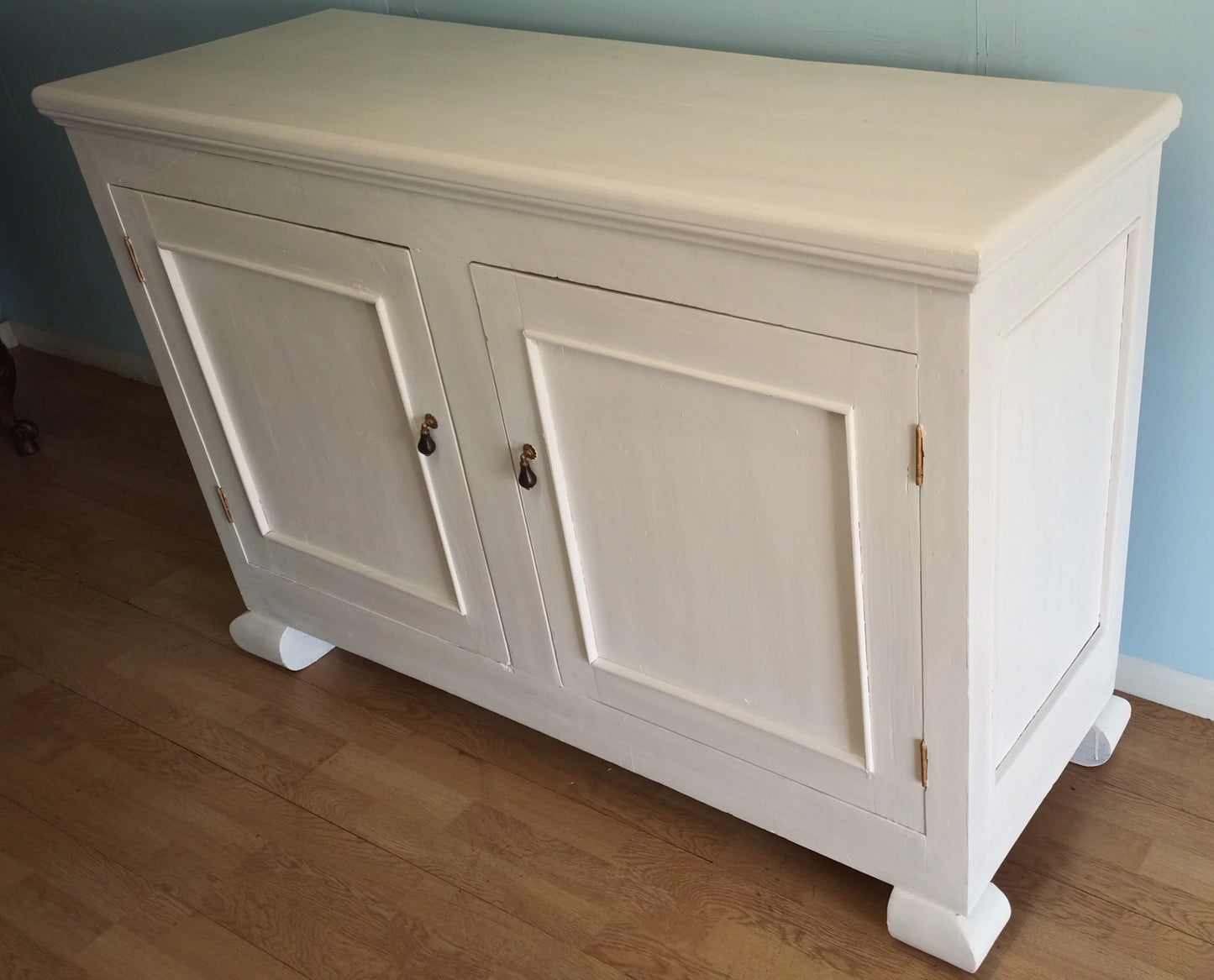 Madia credenza dispensa design provenzale shabby in legno bianco avorio con due ante e pannellatura decorativa