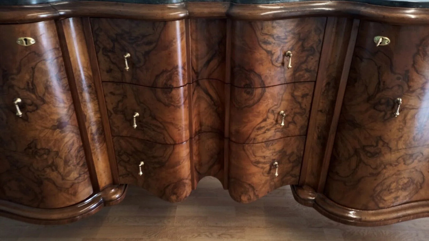 Credenza bassa chippendale in radica di noce originale con cassetti curvi in legno e pomelli in ottone decorativi