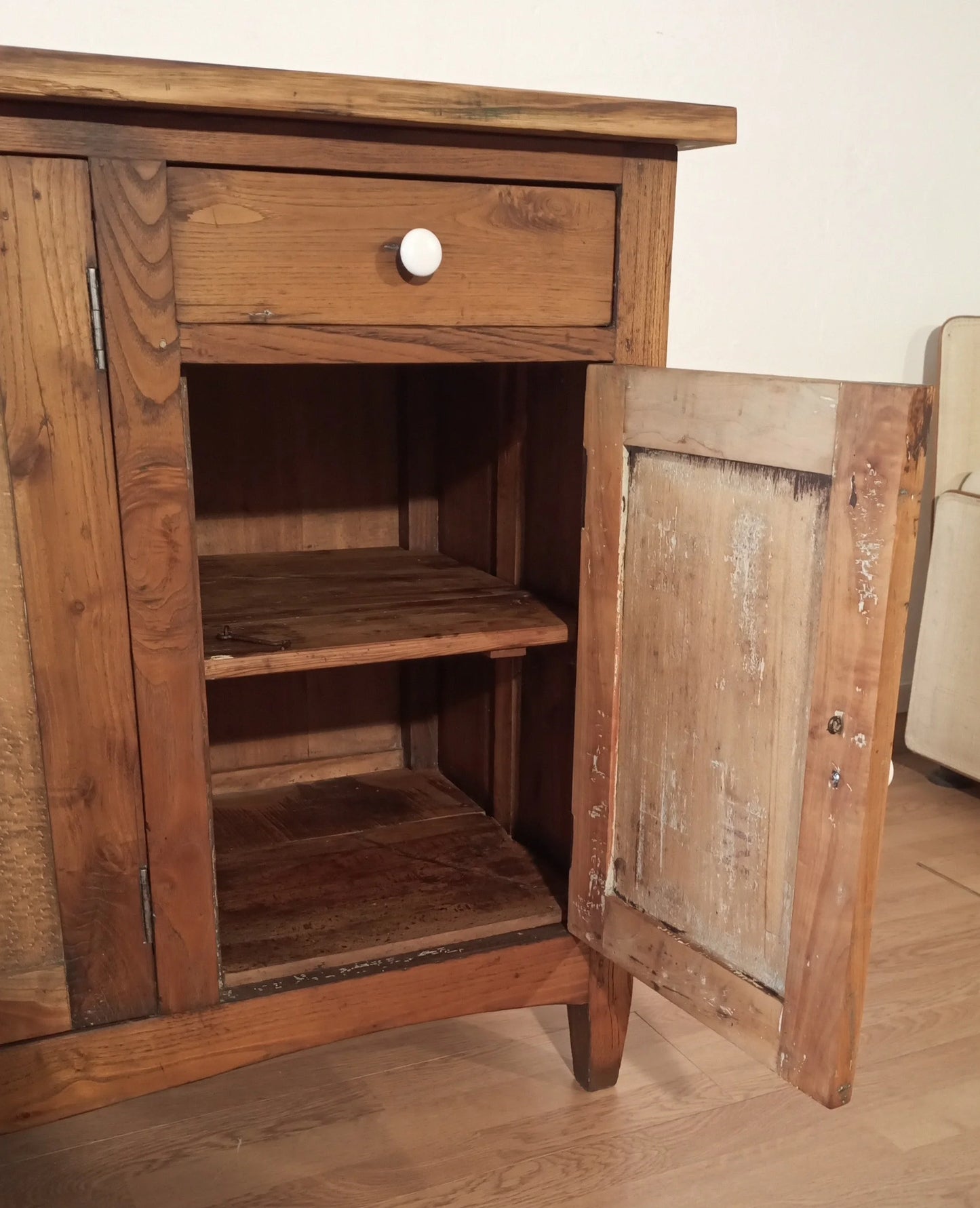 Credenza bassa pino rustica italia con un cassetto e anta a battente in legno chiaro fine xix secolo