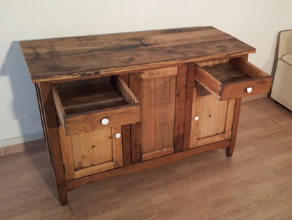 Credenza bassa pino rustica con tre cassetti e pomelli bianchi in legno fine xix secolo italia