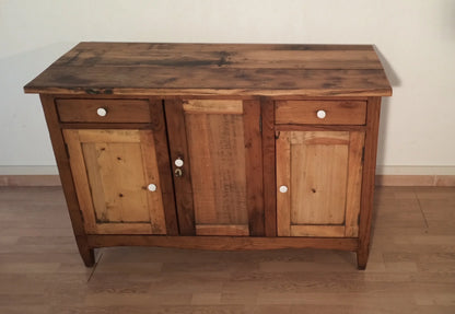 Credenza bassa pino rustica con due cassetti e tre ante in finitura legno di pino ottocento italia
