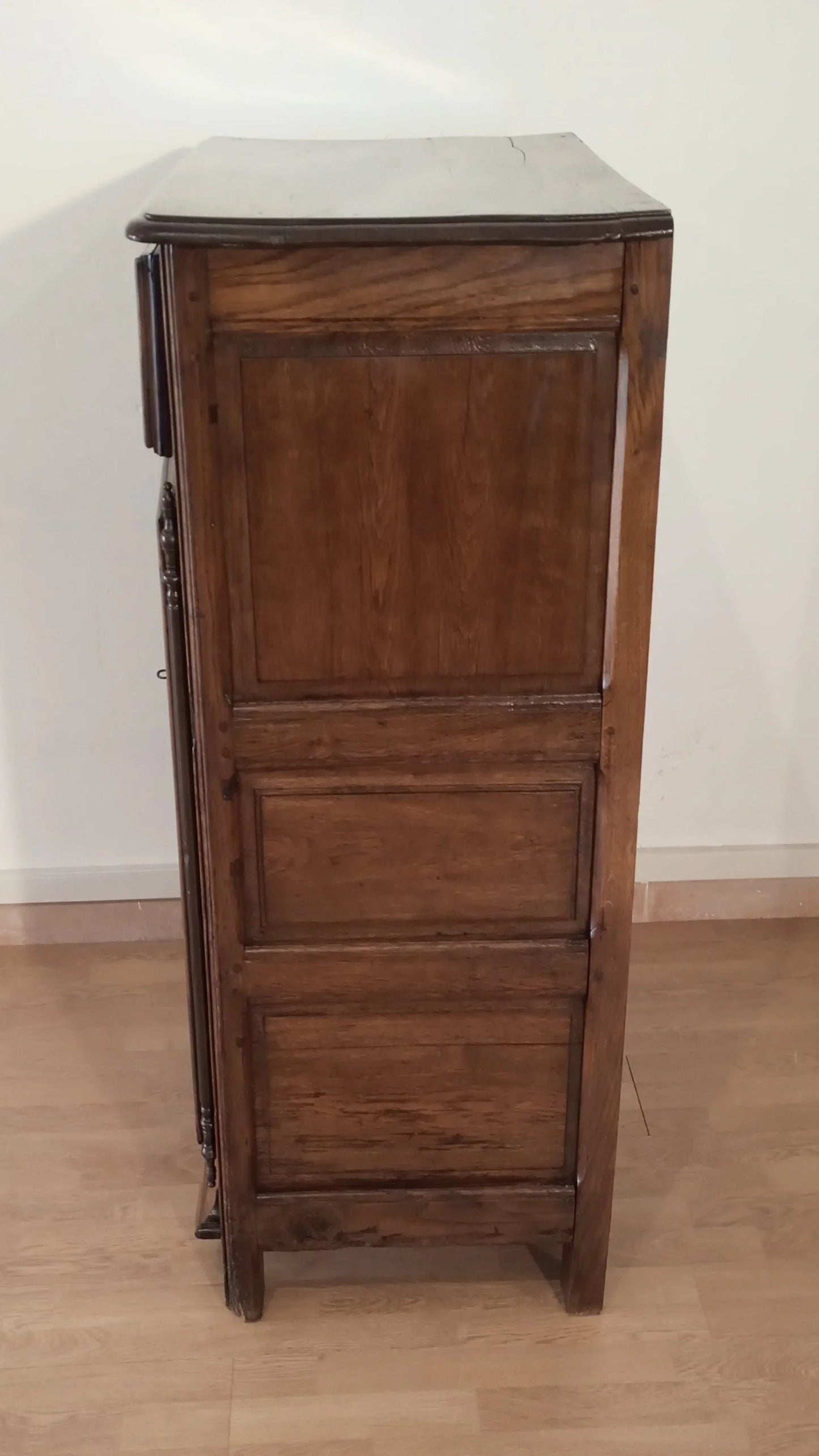 Credenza bassa vintage in legno di rovere con tre pannelli verticali e finitura marrone scuro rustica