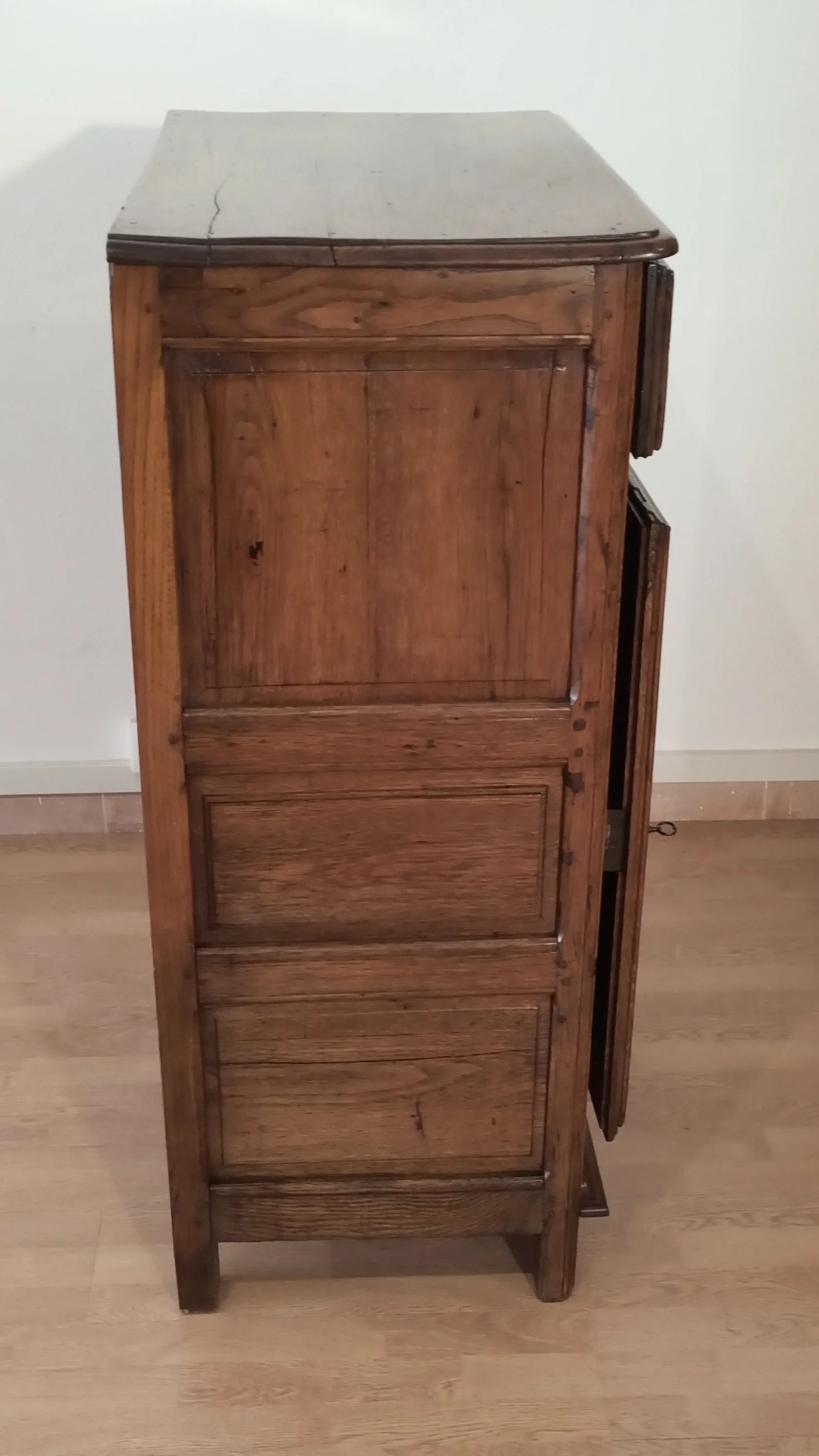 Credenza vintage bassa in legno di rovere con tre cassetti verticali in stile rustico