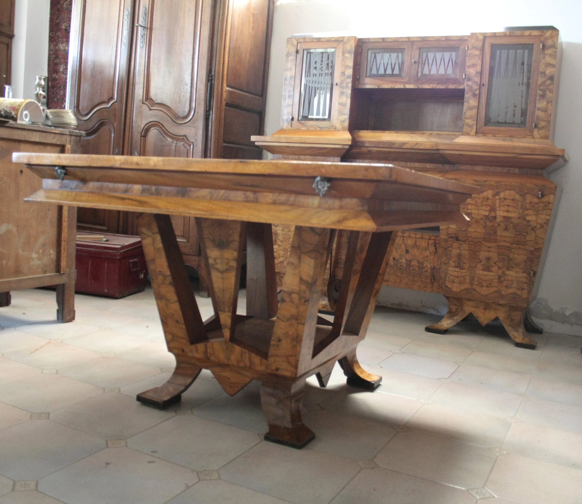 Tavolo art decò in legno intagliato realizzato a roma per il ministro bottai nel 1933 con iscrizione decorativa