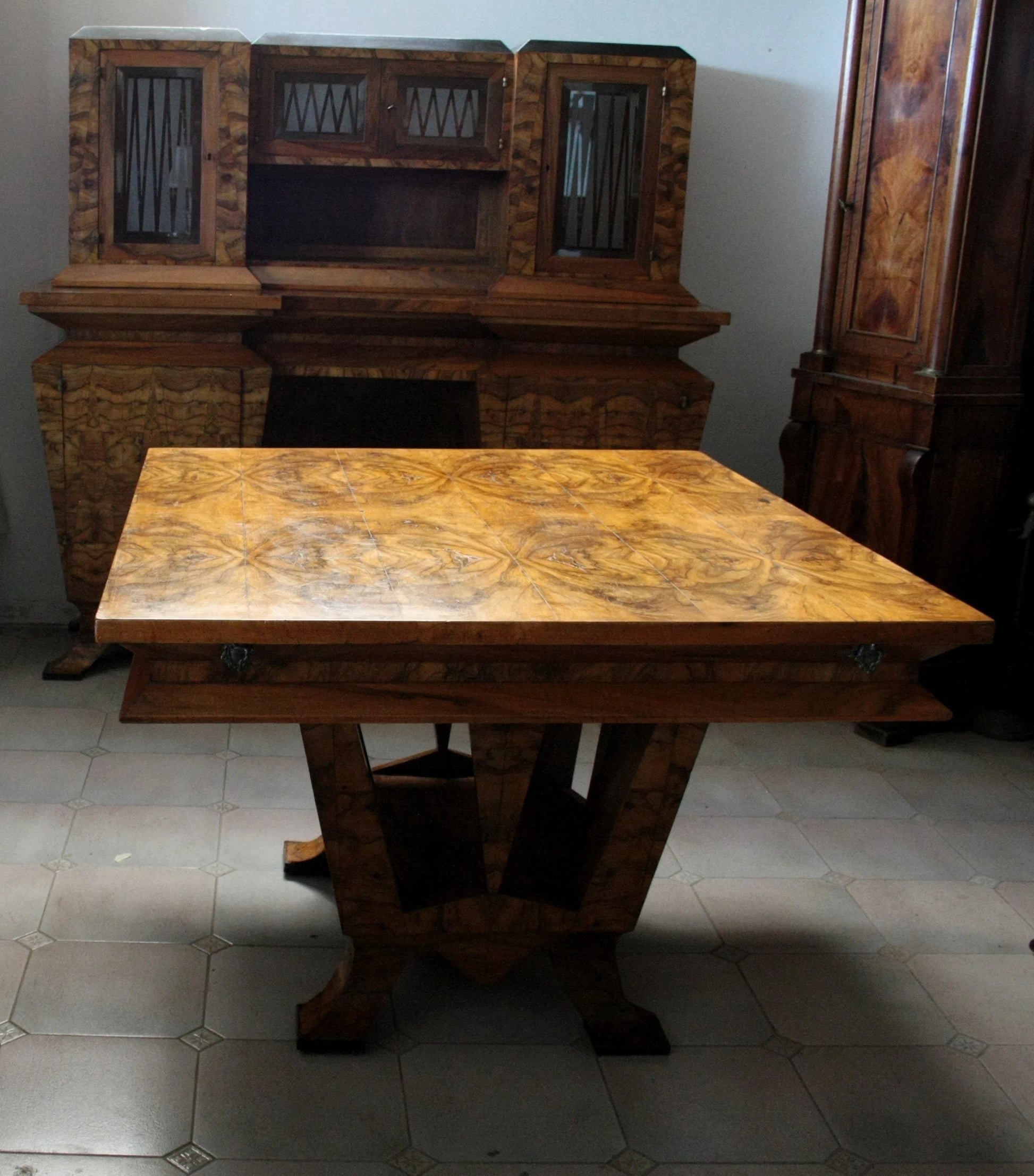 Tavolo art decò in legno intagliato, roma realizzato per il ministro bottai con iscrizione del 1933