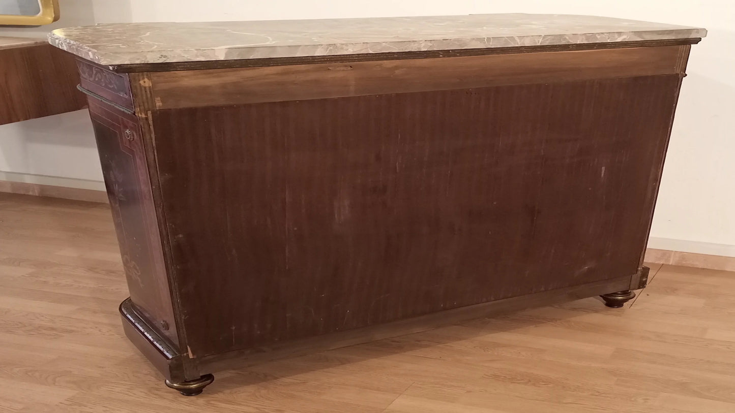 Splendida credenza bassa in legno scuro con piedi decorativi, intarsiata con applicazioni ottone e marmo XX secolo