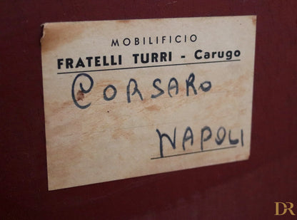 Etichetta in carta consumata con testo stampato e manoscritto sul retro di credenza di osvaldo borsani in mogano e onice