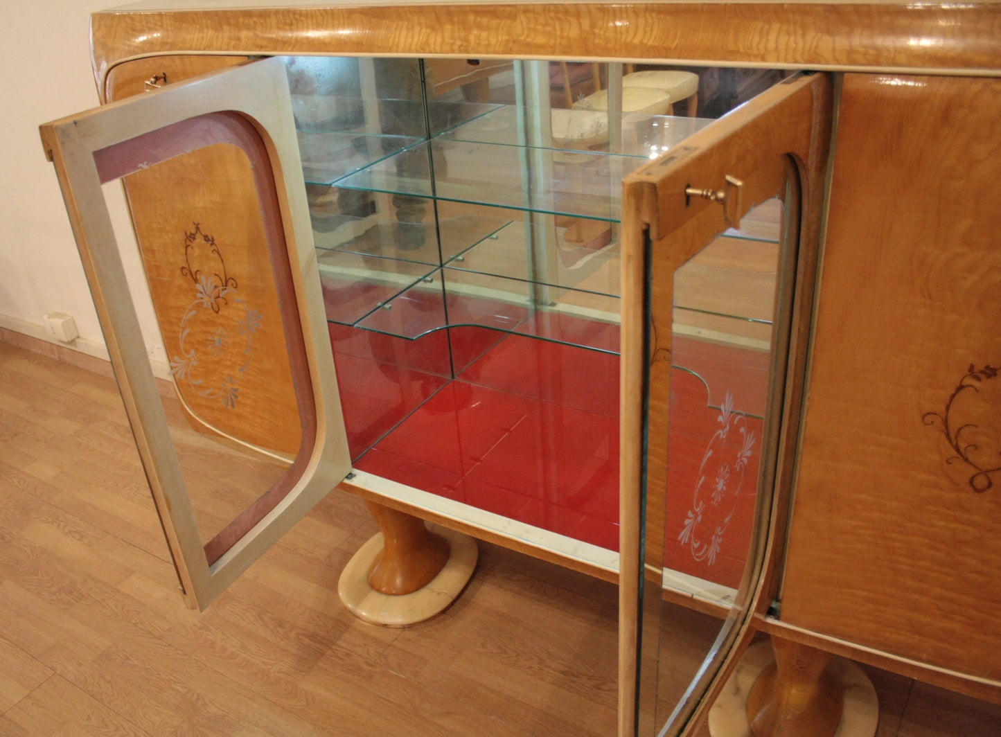 Vintage mobile bar credenza in legno di vittorio dassi anni 50 con design credenza mid-century moderna