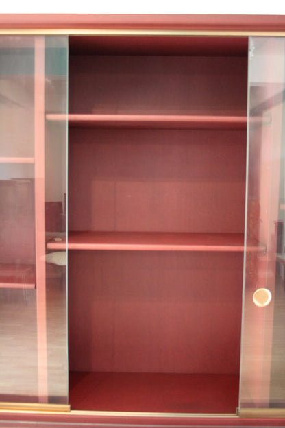 Credenza o libreria a due corpi in similpelle bordeaux con ante scorrevoli in vetro di Umberto Mascagni design italiano d’epoca