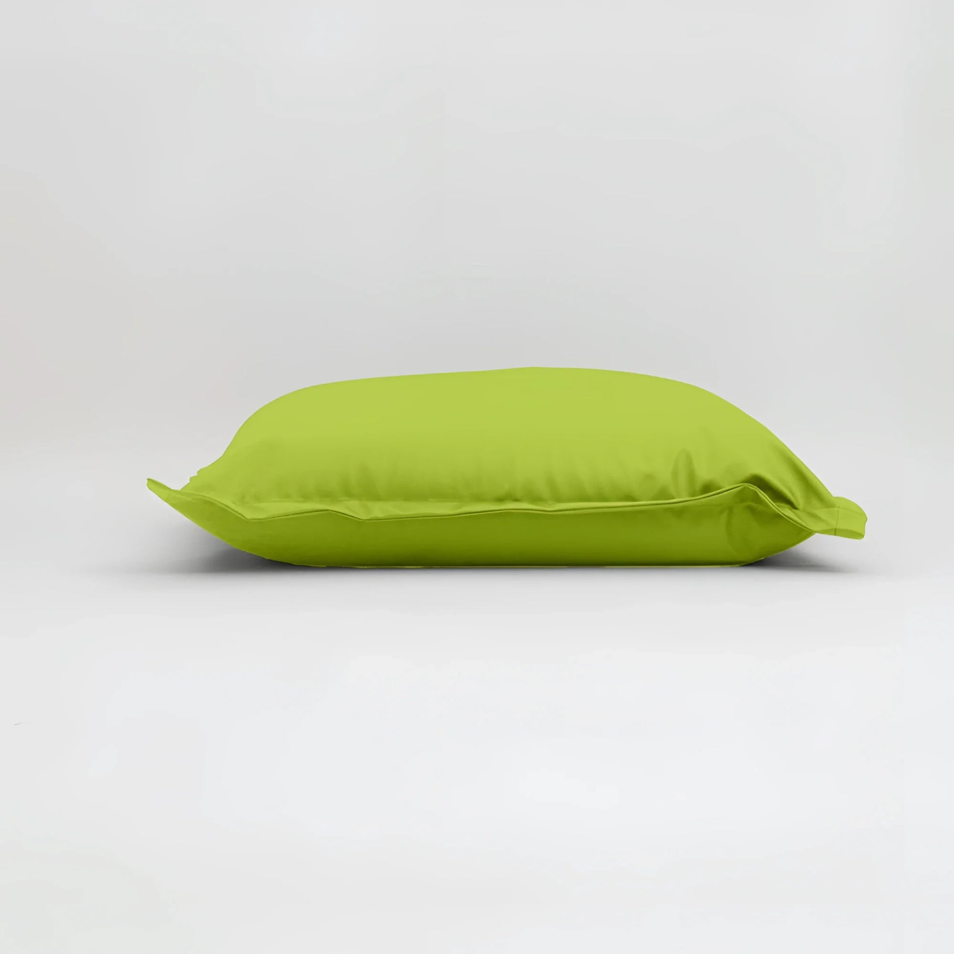 Maxi cuscino firenze lime verde con tessuto liscio e lucido e dimensioni generose per un infinito abbraccio