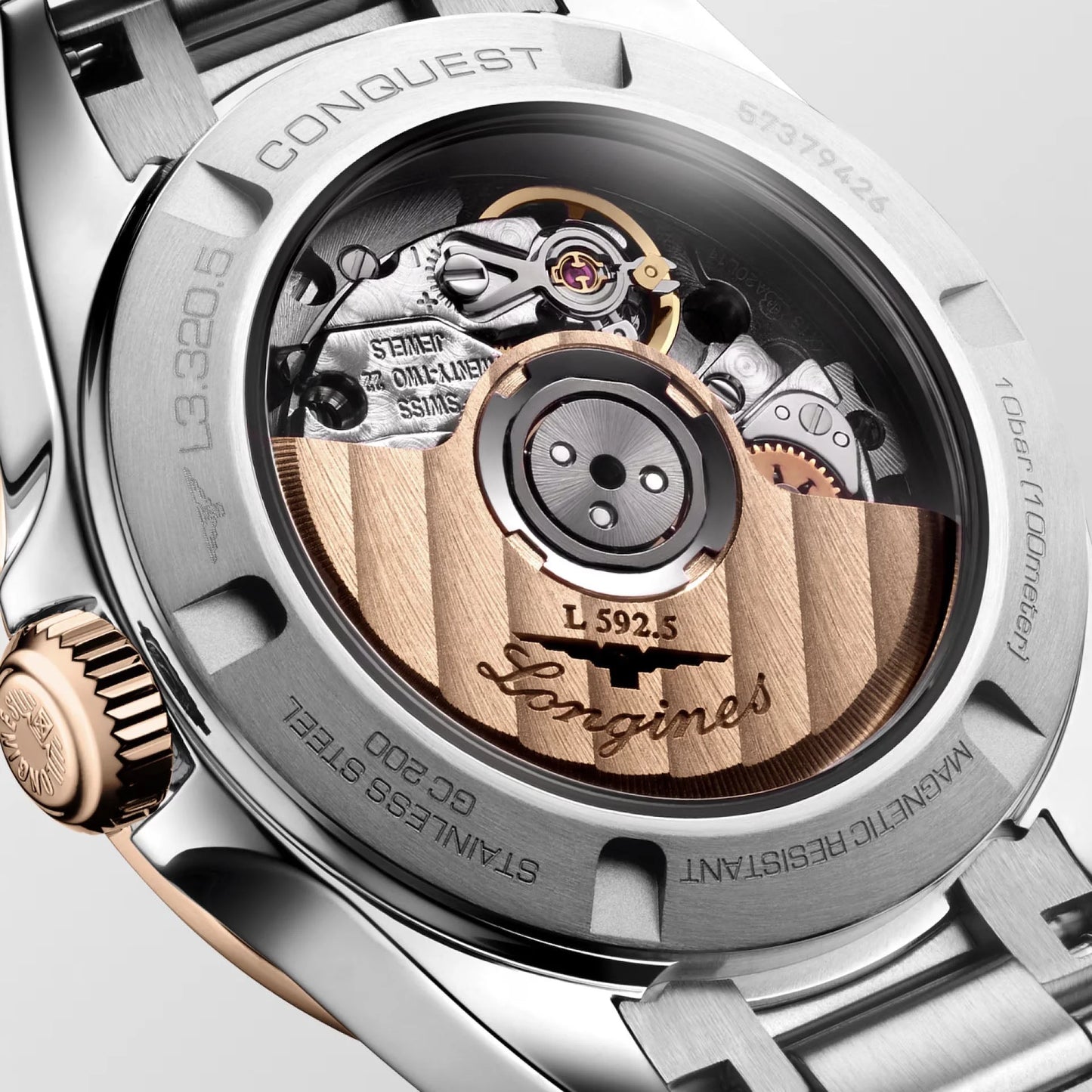 Lato posteriore dell orologio conquest longines 30mm con cassa in acciaio e oro rosa e movimento meccanico visibile protetto dall’ufficio federale