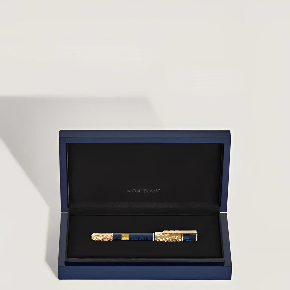 Stilografica montblanc masters of art homage to gustav klimt con corpo blu profondo e dettagli dorati in confezione blu marino