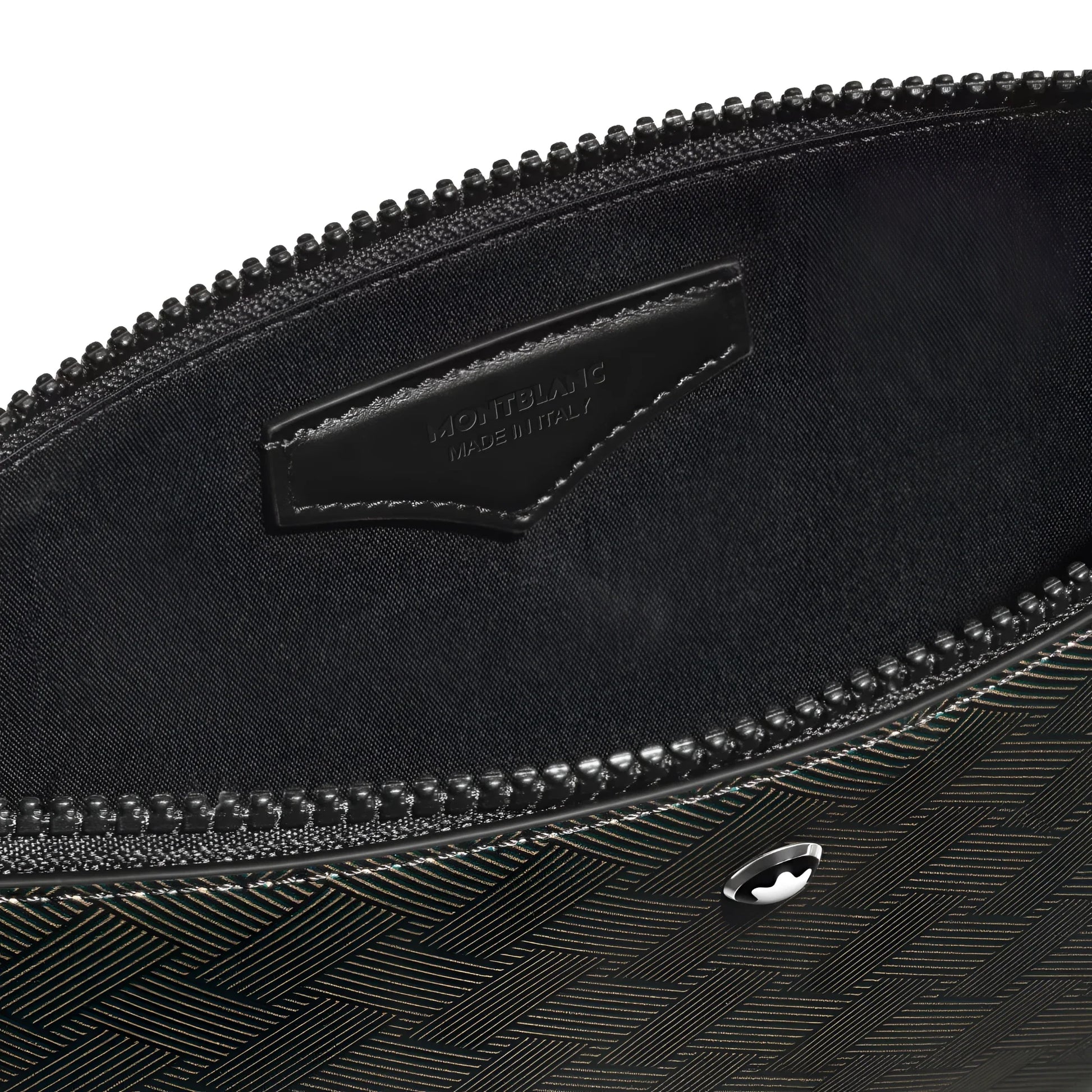 Interno della montblanc pochette extreme 3.0 kaki con tessuto strutturato e etichetta in pelle cucita distintivo motivo extreme elegante compagna