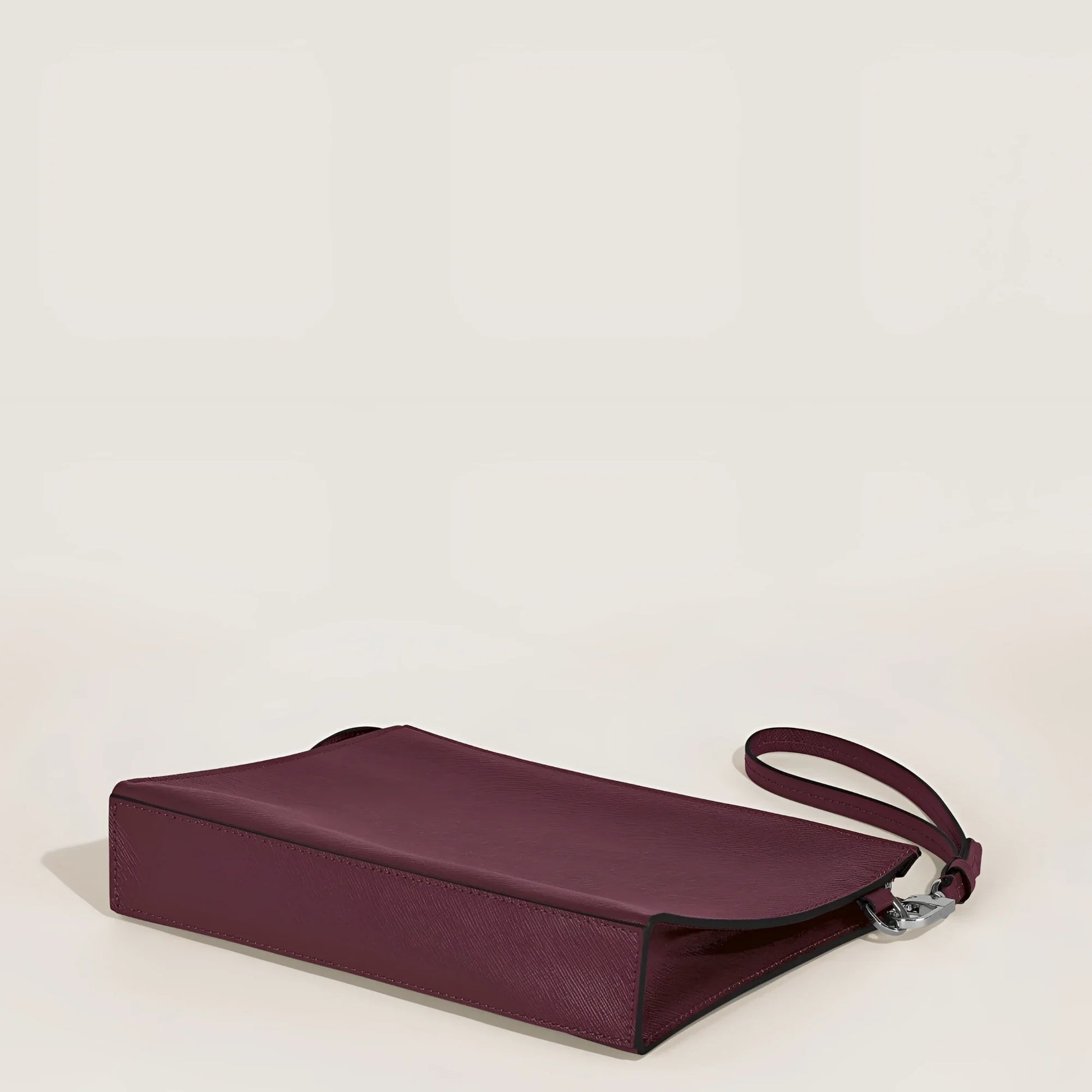 Montblanc pochette sartorial cassis 199366 in pelle bordeaux lucida con superficie testurizzata e chiusura argentata