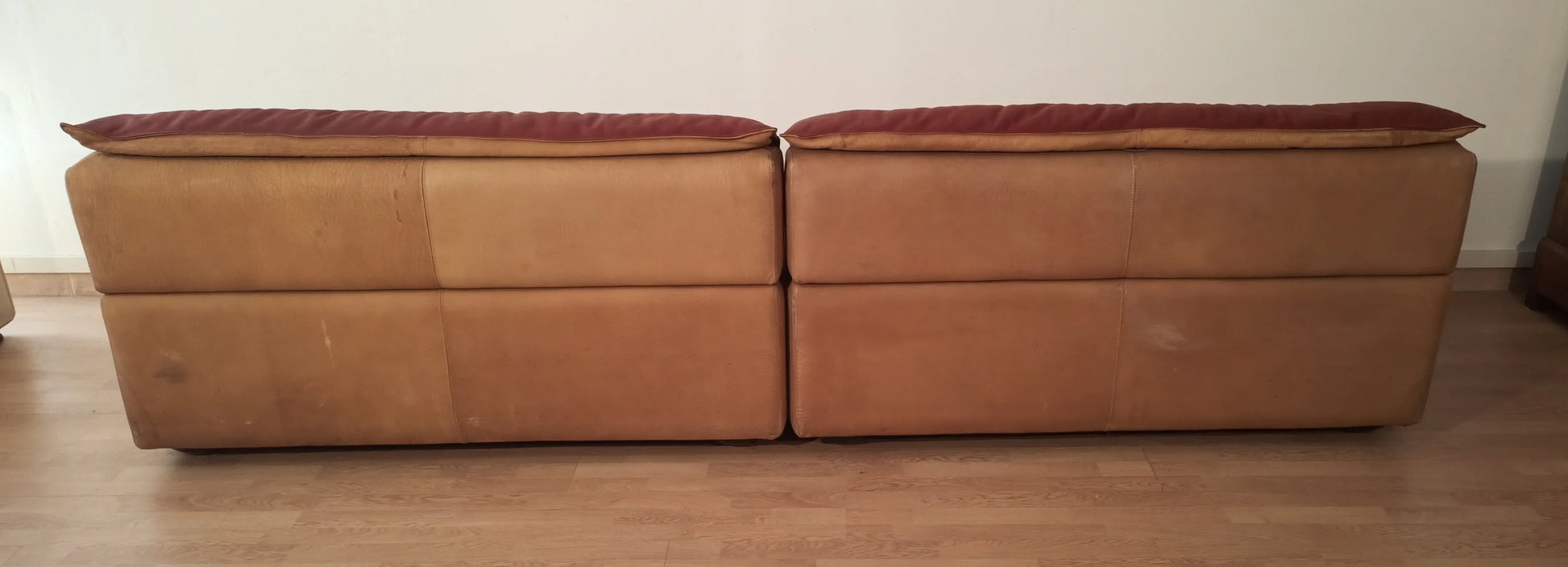 Due pouf divano bogo in pelle e pelle scamosciata color cuoio con cuscini rossi vintage degli anni 70
