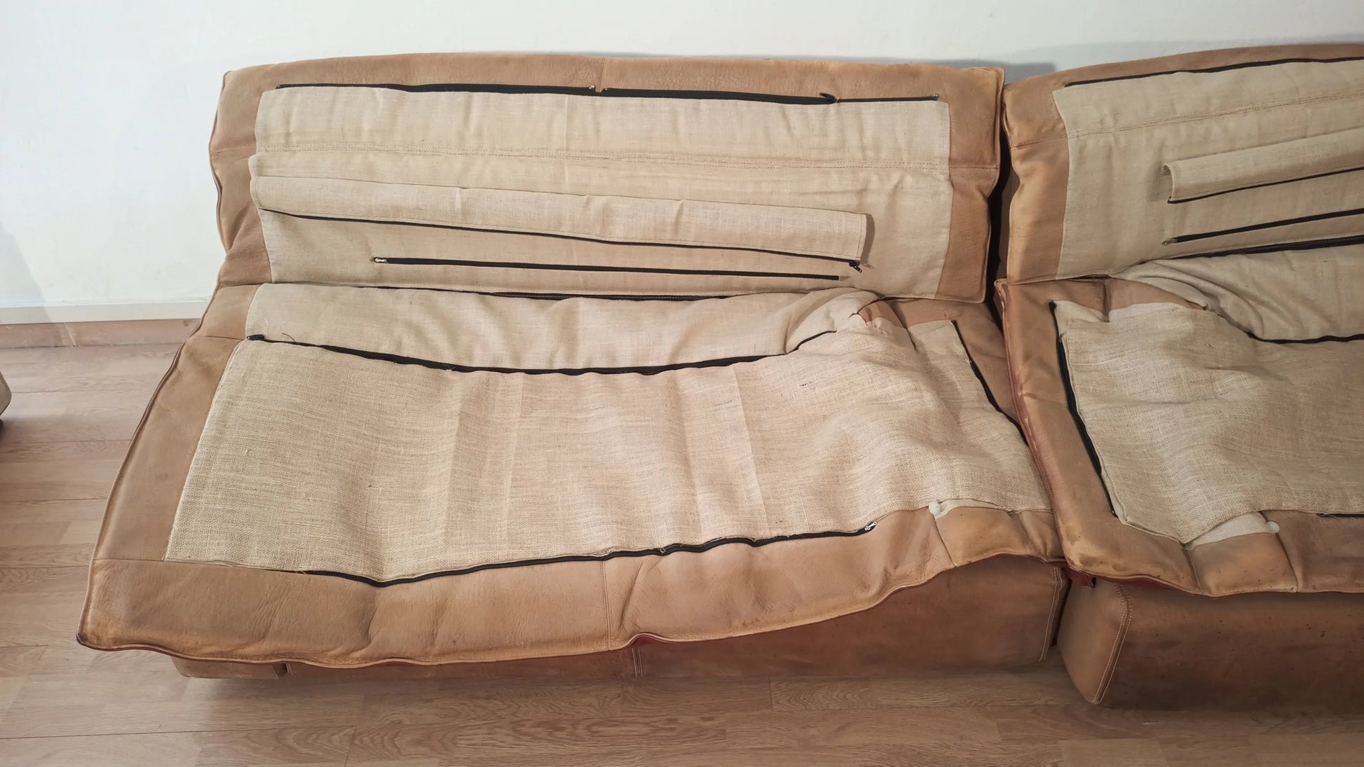 Cuscini beige con bordino marrone del divano bogo in pelle e pelle scamosciata vintage di carlo bartoli per rossi di albizzate 1970
