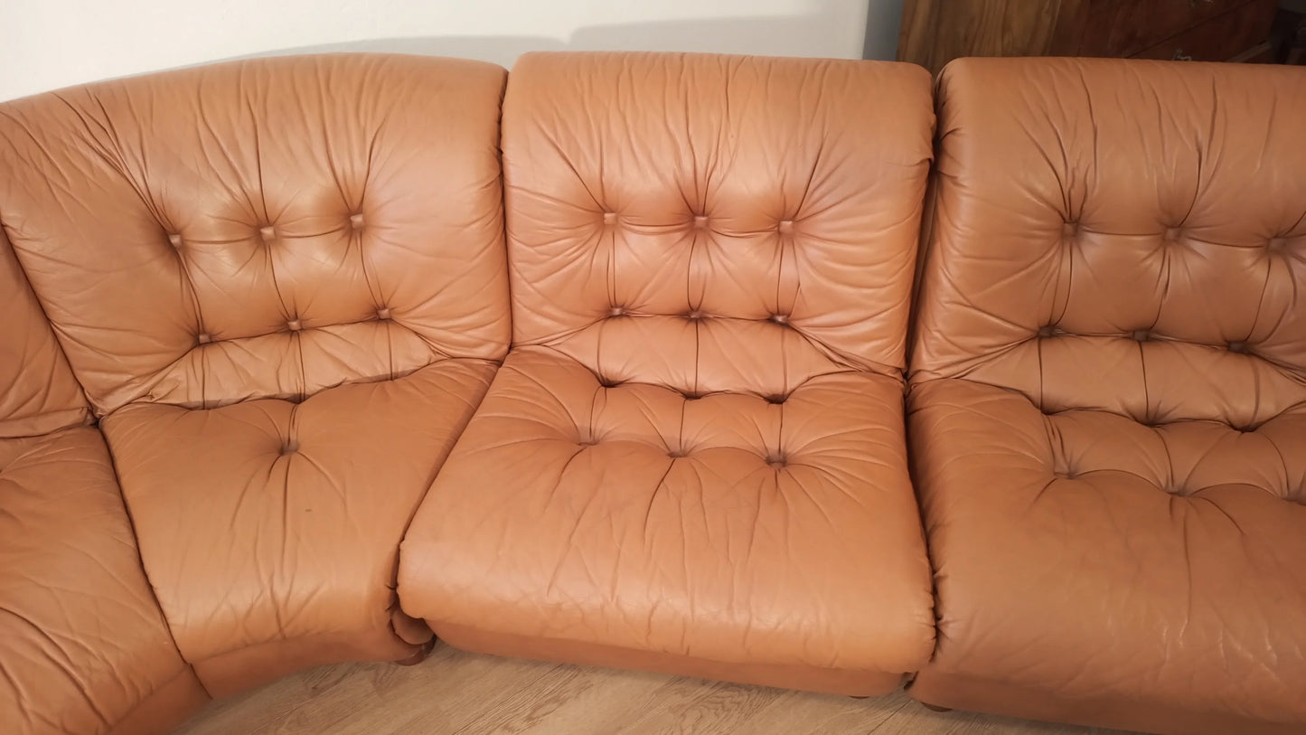 Divano modulare vintage in pelle cognac con dettagli capitonnè e bottoni tipico degli anni 70 italiano