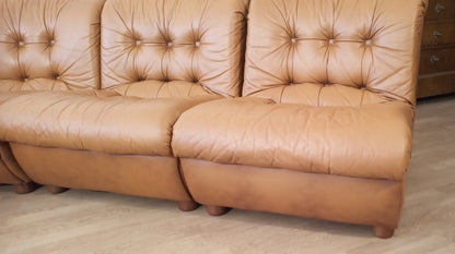 Divano modulare vintage in pelle cognac con sezioni curve tufted in pelle tan anni 70 italiane
