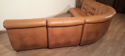 Divano modulare vintage in pelle cognac con tre segmenti curve color tan degli anni 70 italiano