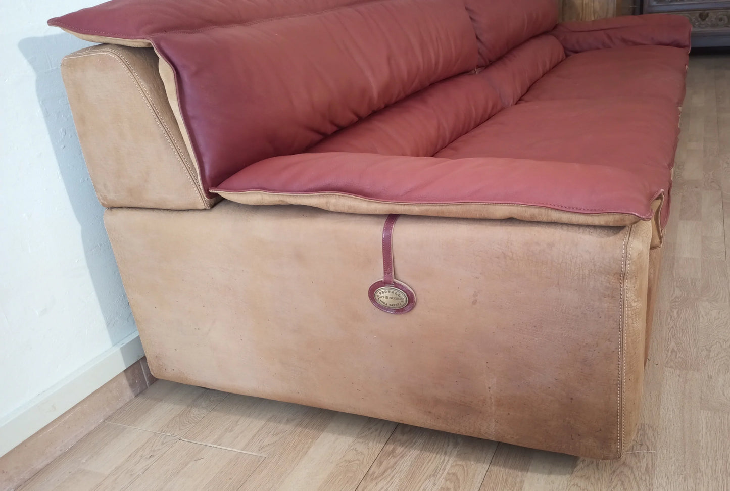 Divano bogo vintage in pelle e pelle scamosciata beige con cuscini rosa e bottone decorativo di carlo bartoli