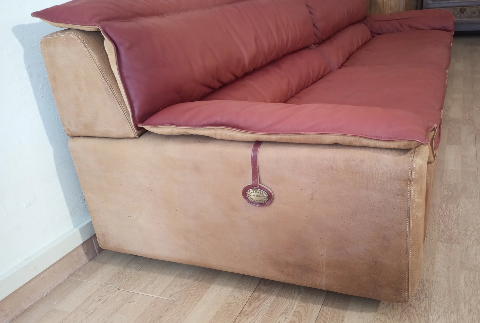 Divano bogo vintage in pelle e pelle scamosciata beige con cuscini rosa e bottone decorativo di carlo bartoli