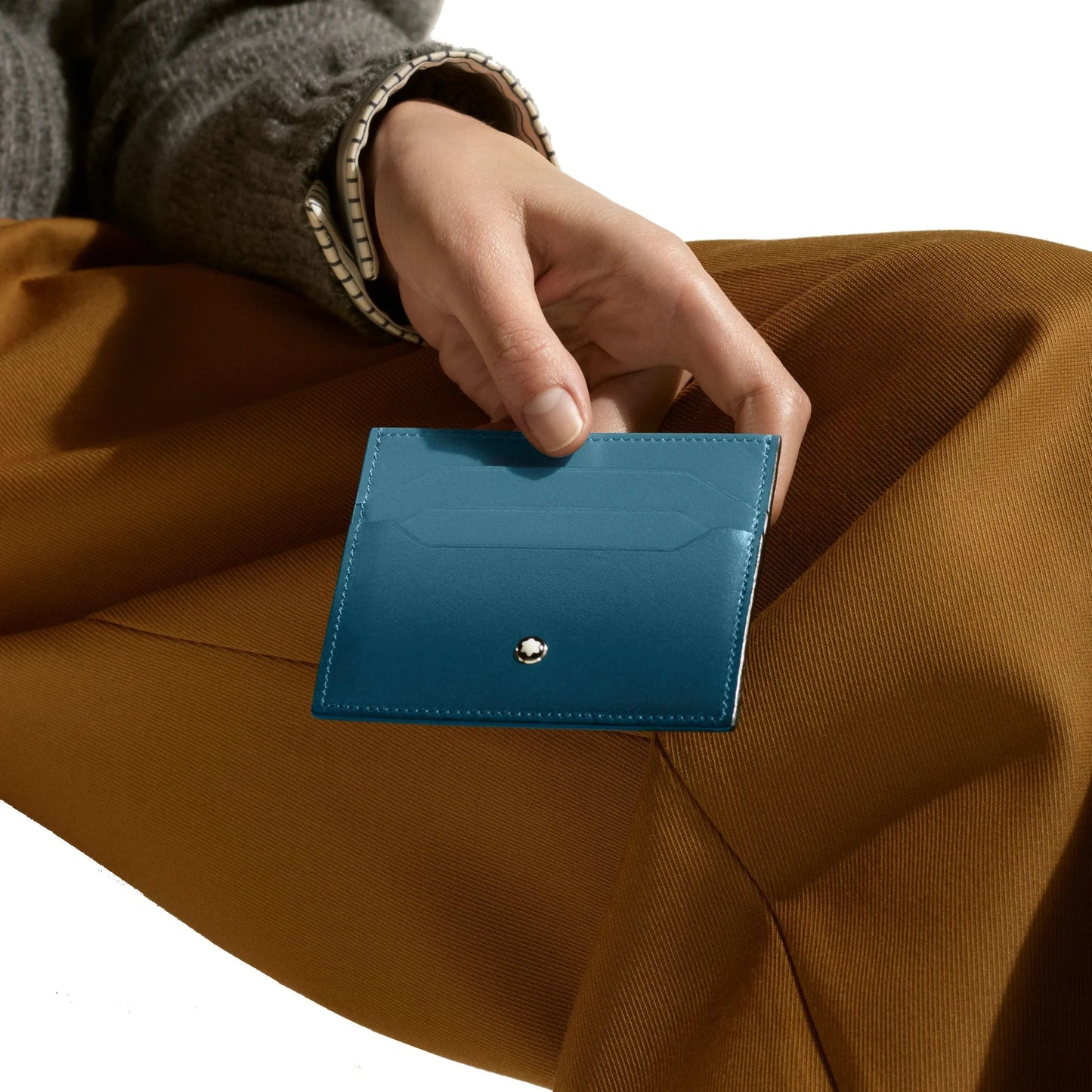 Porta carte meisterstück montblanc in pelle blu fumé con 6 scomparti e chiusura in metallo argento