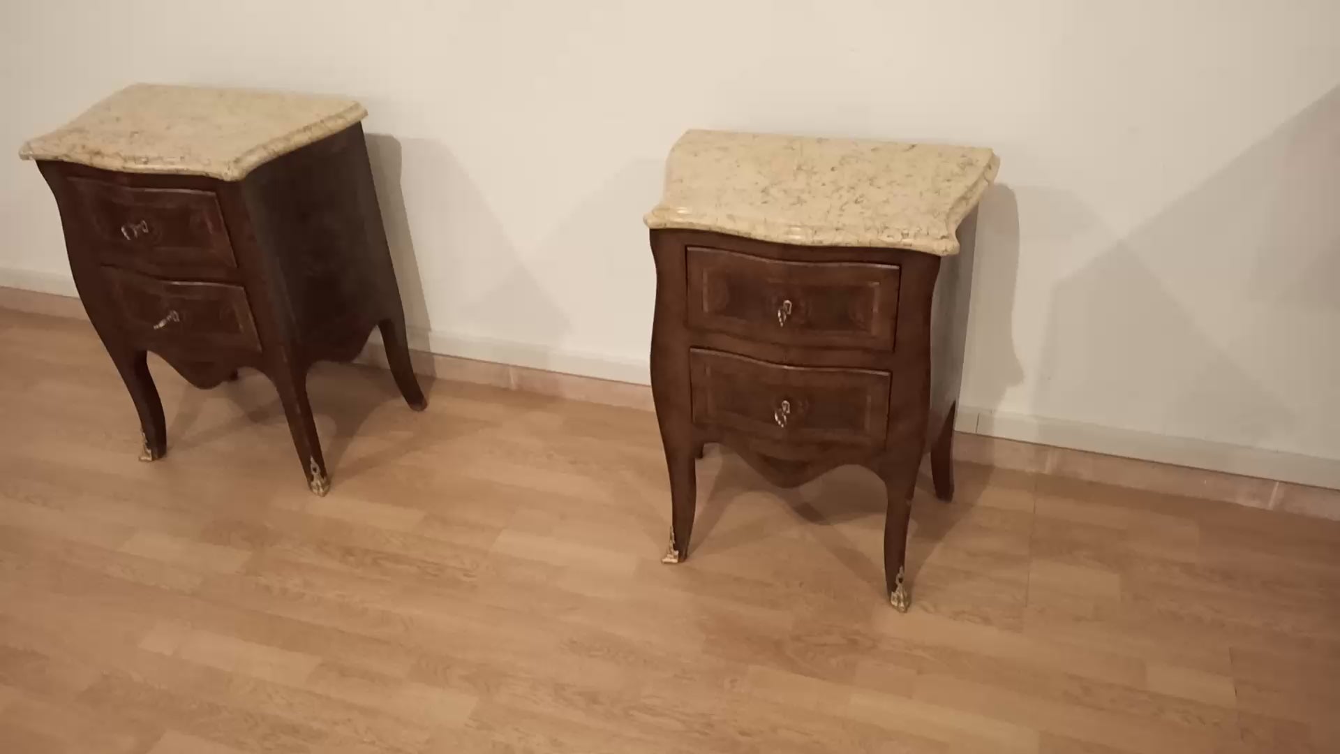 Coppia comodini in stile Luigi XV in bois de rose con intarsi e piano in marmo — Restaurati, area napoletana