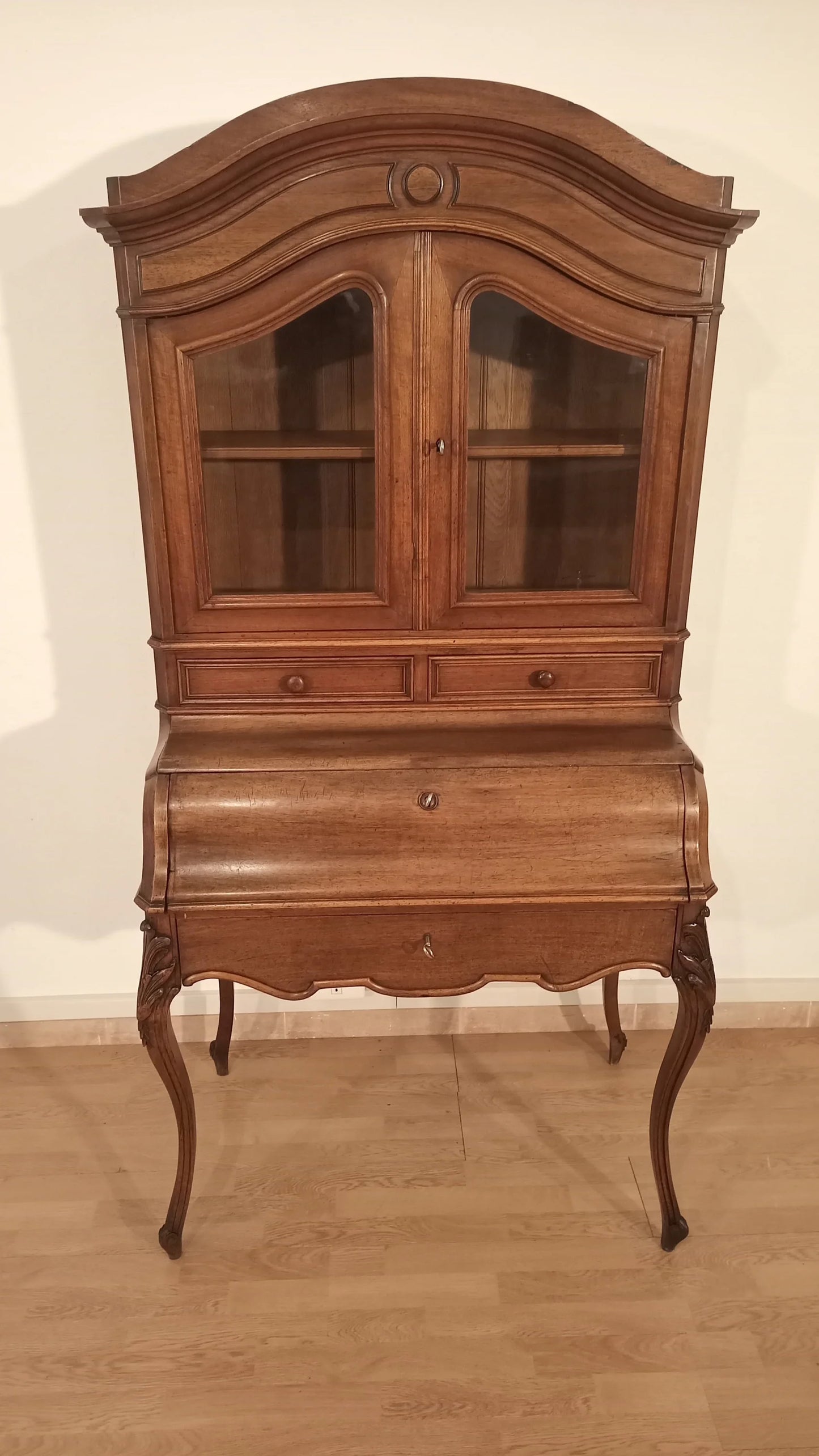 Antica credenza scrittoio in rovere massello con ante a vetro e gambe sagomate restaurata XIX secolo